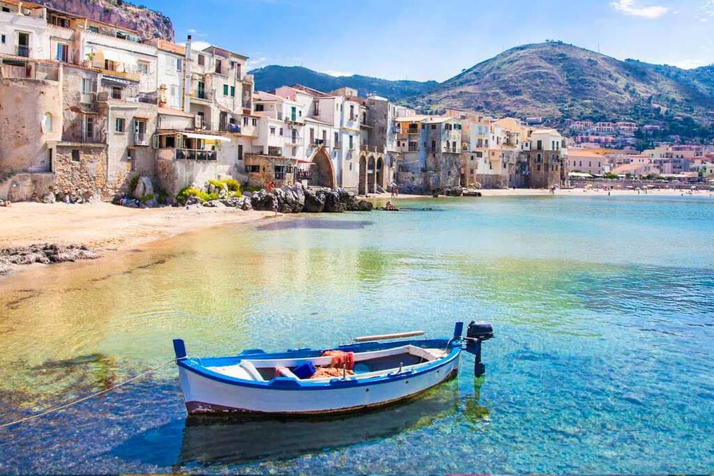Vista di Cefalù dalla marina
