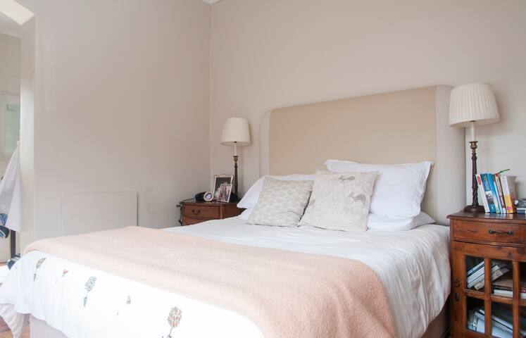 Gorgeous home in a great Cape Town location gallery image 2