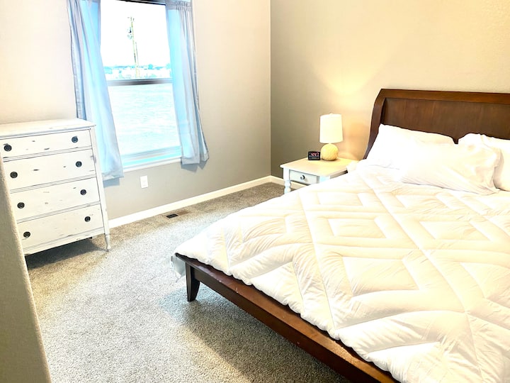 Chumba cha kulala cha pili. Kitanda cha malkia