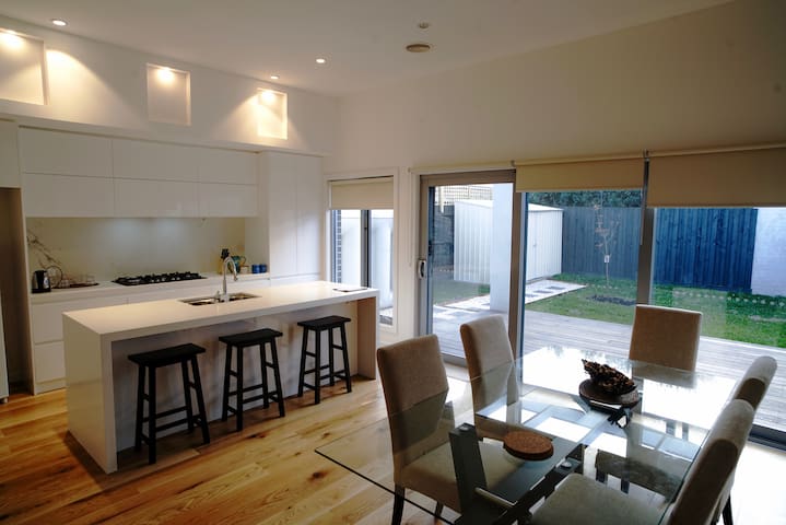 Enjoy authentic urban life and soul in Carnegie