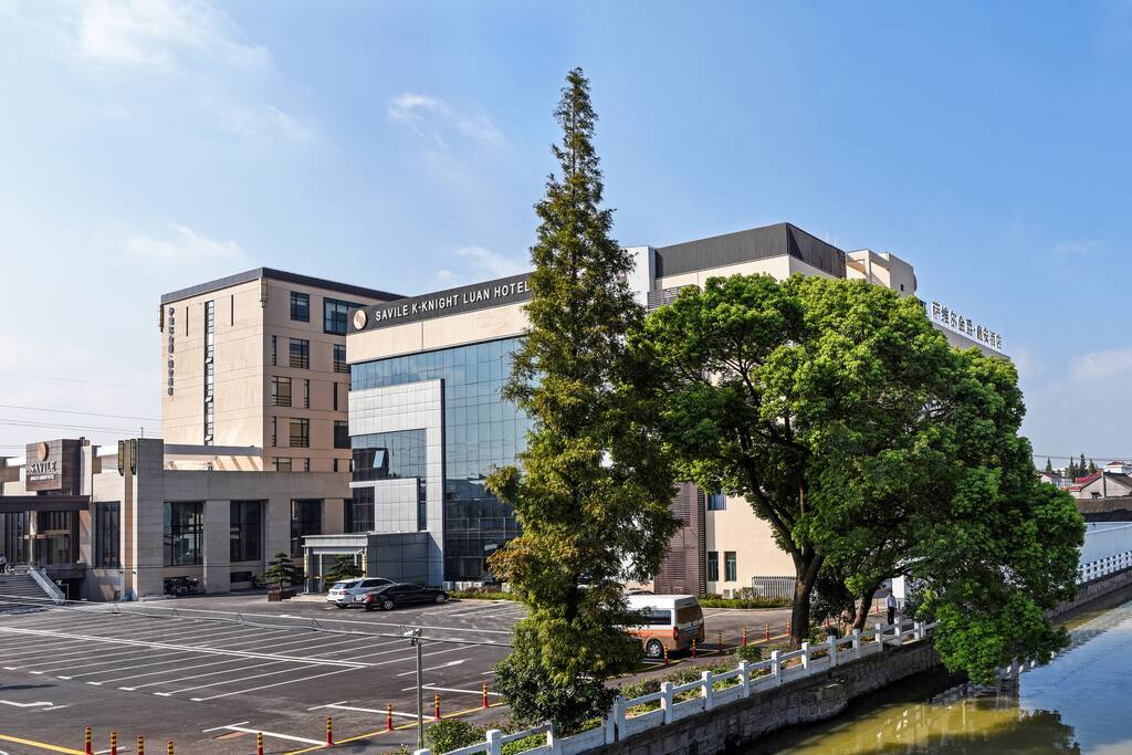公寓临河,隔岸是上海传统老街