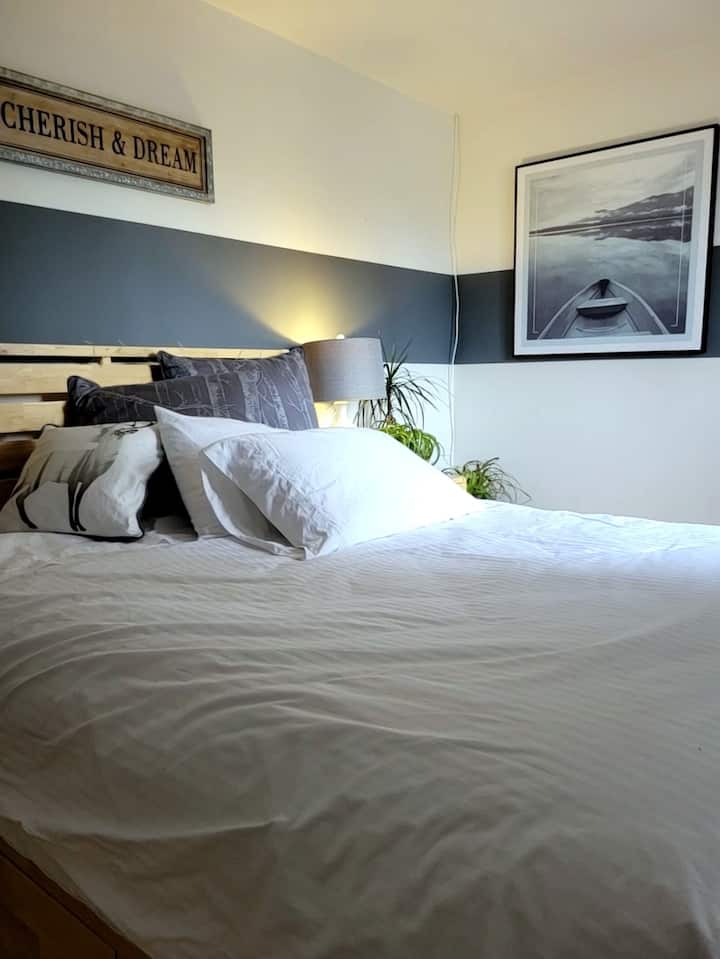 غرفة النوم رقم2 ، وهي أيضًا سرير بحجم كبير.