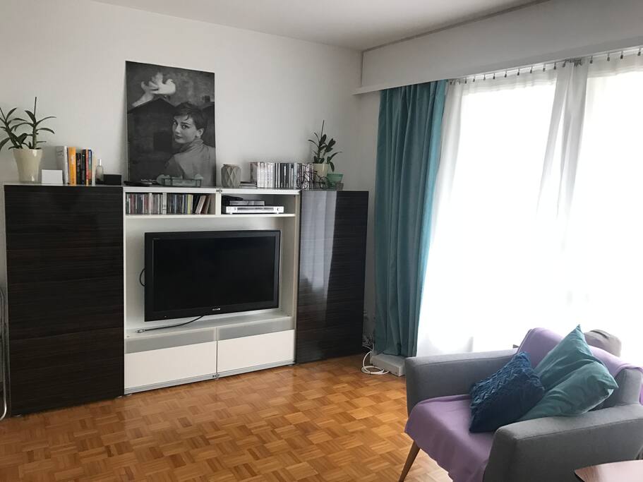 Wohnzimmer dvd Bücher und CDs wie auch eine Soundsystem stehen zu Verfügung