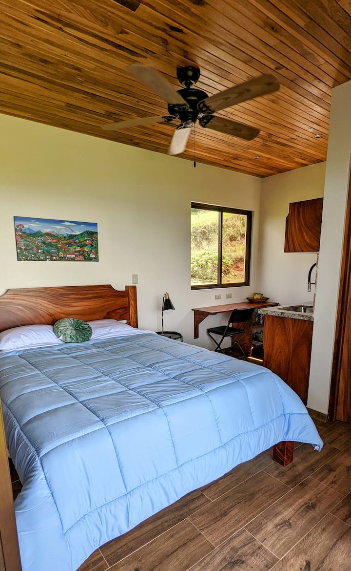 Apartmán na prízemí má manželskú posteľ a plne vybavenú mini kuchyňu s pripojenou kúpeľňou. 