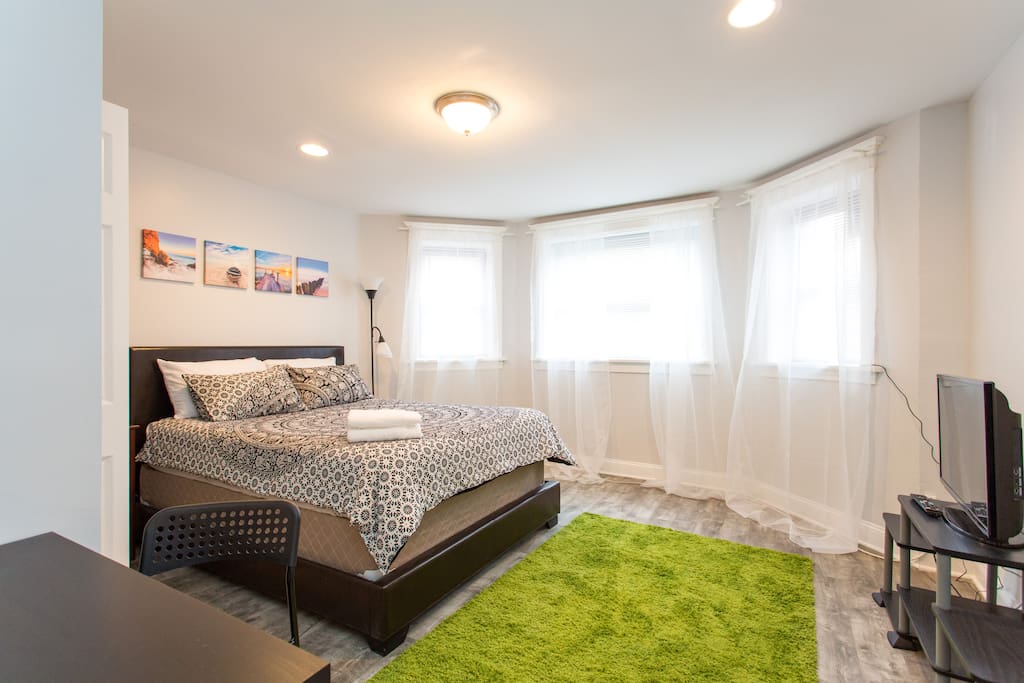 Sunny room, Comfortable Queen bed, fresh towels, TV, working space, closet space, high ceilings, hardwood floor.