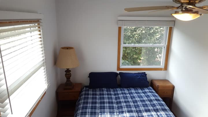 Hauptschlafzimmer mit WC, Queensize-Bett