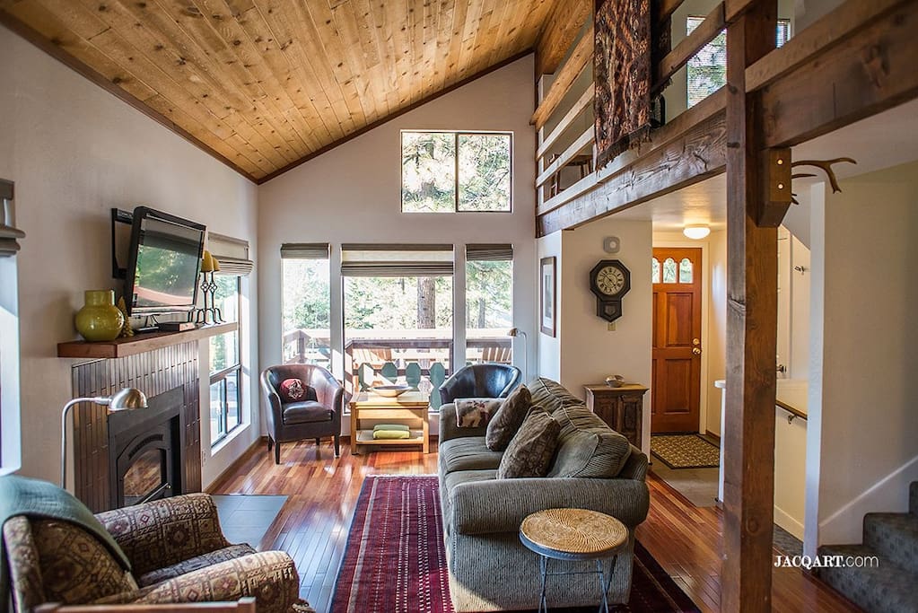 Open, light and bright with comfortable furnishings. And a great lake peek!