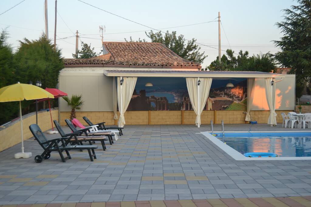 GRANDE SPAZIO PER IL VOSTRO RELAX A bordo piscina