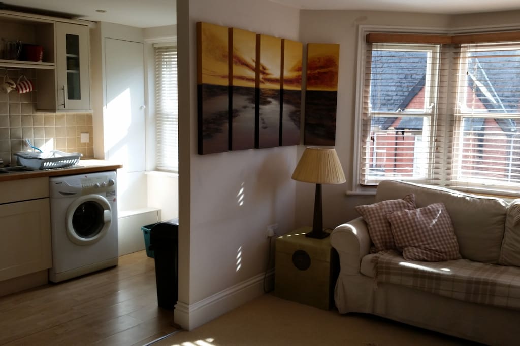 Sitting room and open plan kitchen.. light and airy