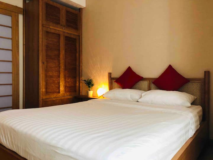 ห้องนอนตกแต่งใหม่พร้อมเตียงควีนไซส์