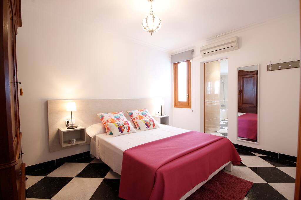 Habitación principal con baño en suite