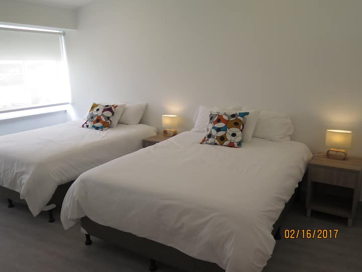 Habitacion 2 camas queen.
Camera con 2 letti queen-size.