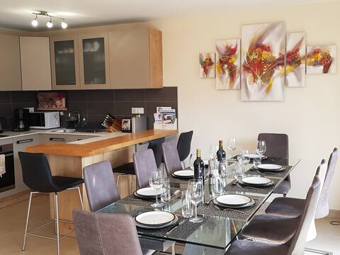 Luxury 4 bedroom Chalet Apt near village centre