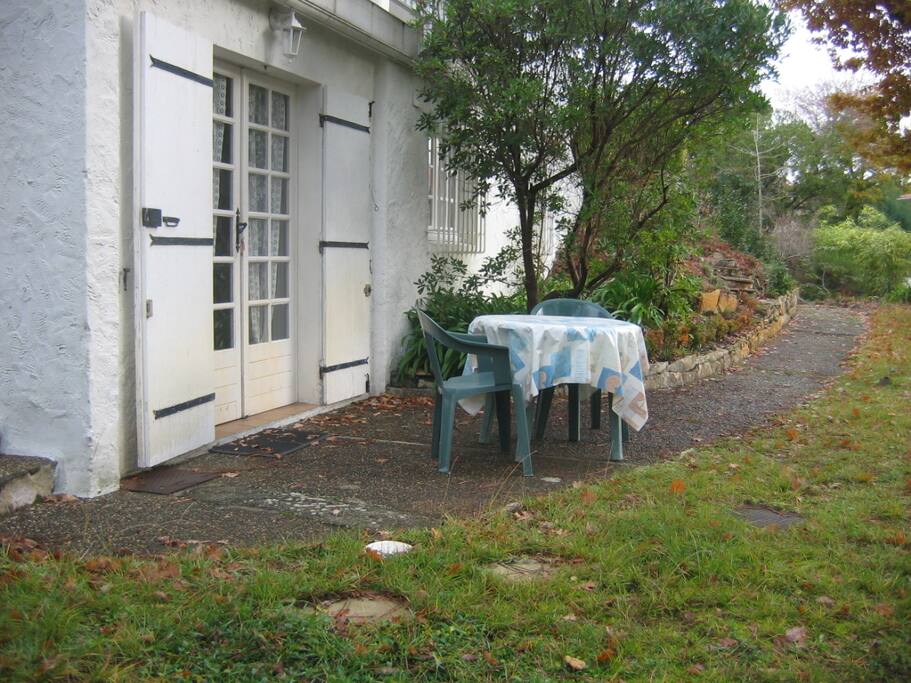 l'allée menant au portail
