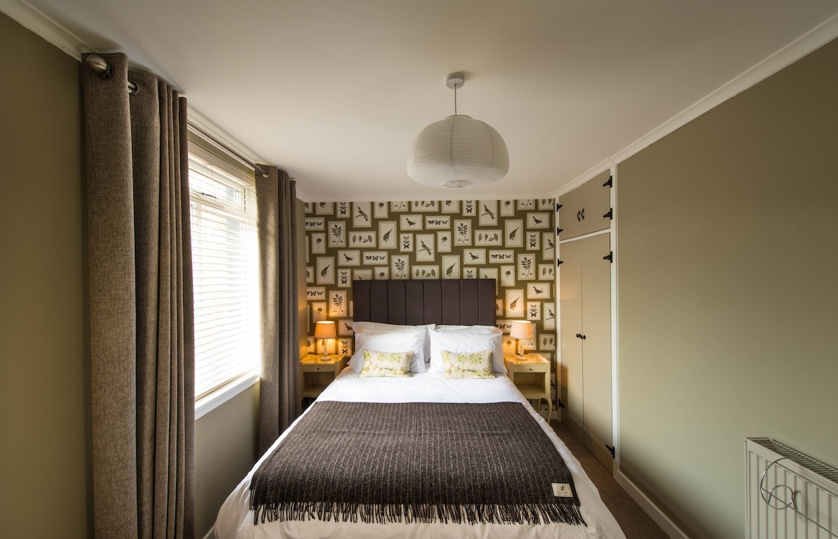 ห้องนอนใหญ่พร้อมเตียงคิงไซส์