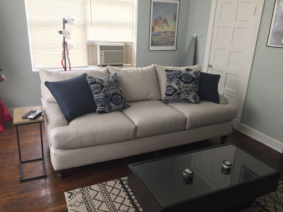 Brand new huge and comfortable sofa from rooms2go!