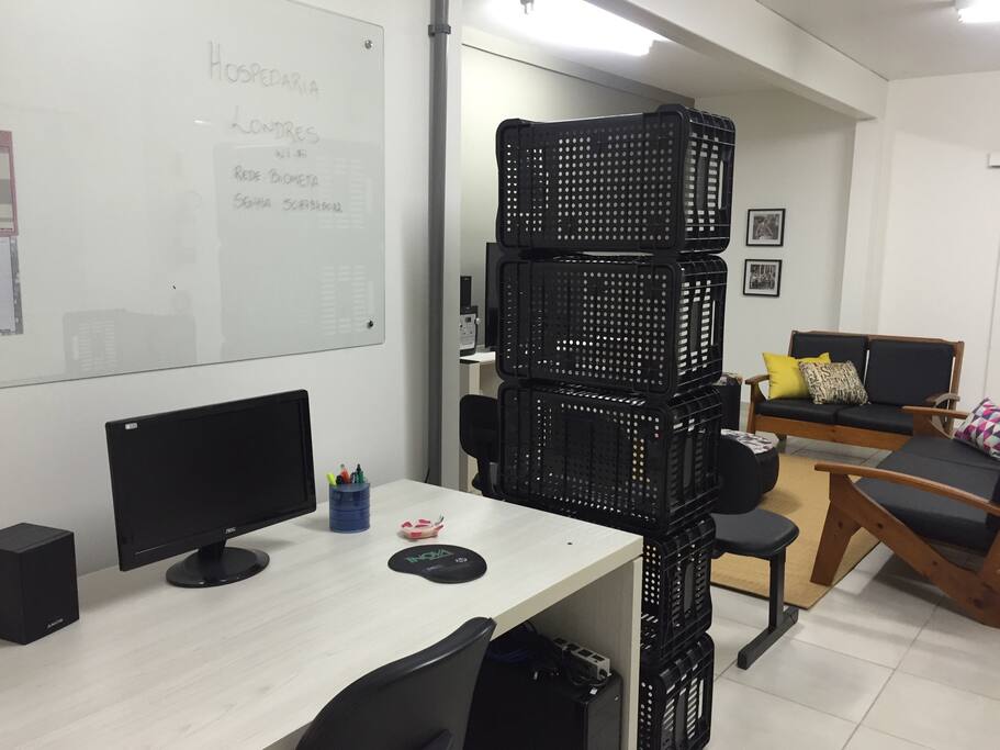 PC com internet e bancada de trabalho disponível para hóspedes