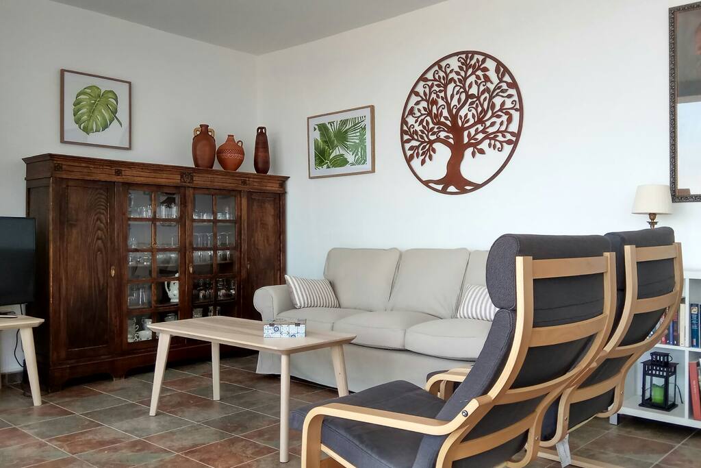 El salón comedor, decorado con detalles que lo hacen acogedor y funcional.