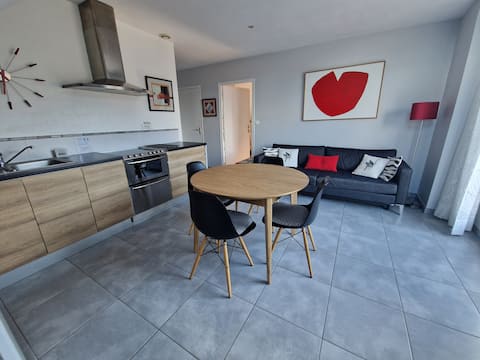 Popular Airbnb listing: Apartment + terrace near the beach in Mesquer