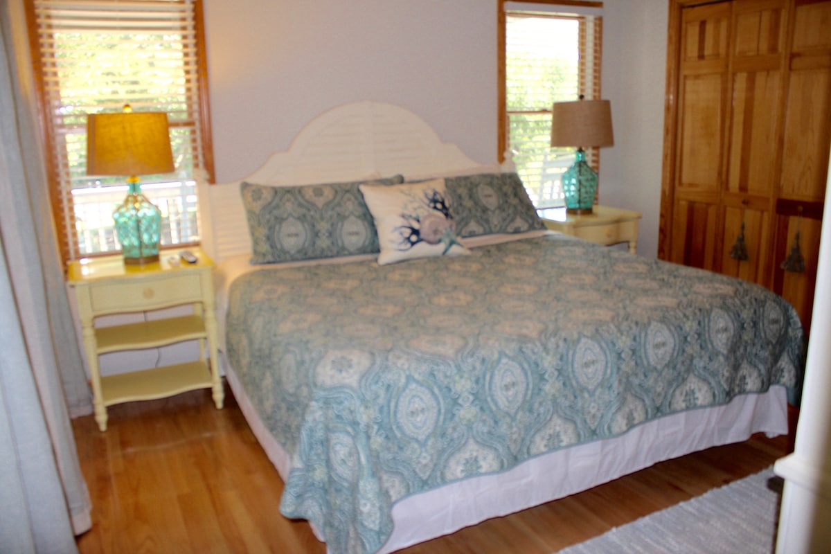 KMBR na srednjoj razini s klizačima do terase i kupaonice; tuš kabina iznad kade.