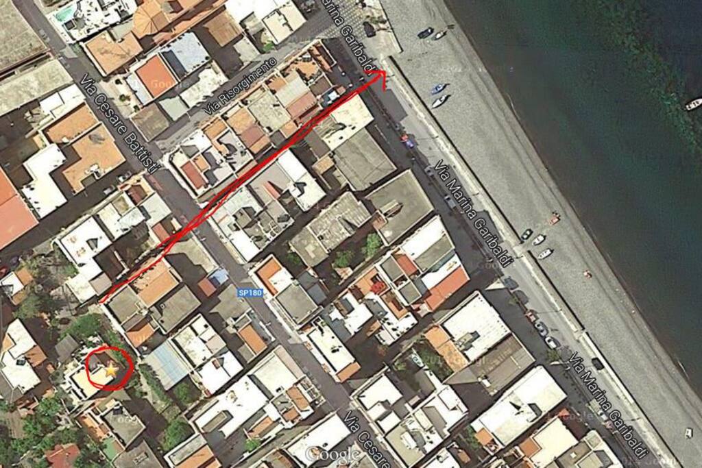 La casa è a 5' a piedi dalla spiaggia di Canneto, un villaggio di pescatori a 15' di auto dal suggestivo paese di Lipari. Anche la fermata del comodissimo bus per Lipari è a 5' a piedi. In zona ci sono supermercati, bar, farmacie, panifici, banche ed altri esercizi commerciali.