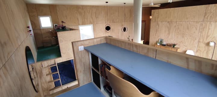 Mezzanine uredi iznad svake brvnare