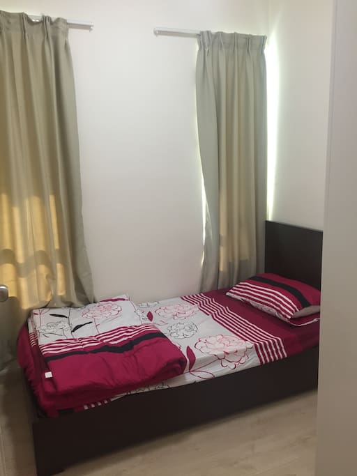 Second bedroom.