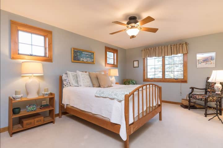 ห้องนอนชั้น 2 พร้อมเตียงควีนไซส์และทีวีจอแบน 32 "