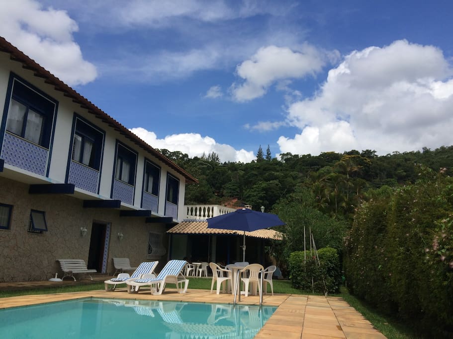 Fachada Principal e área da piscina