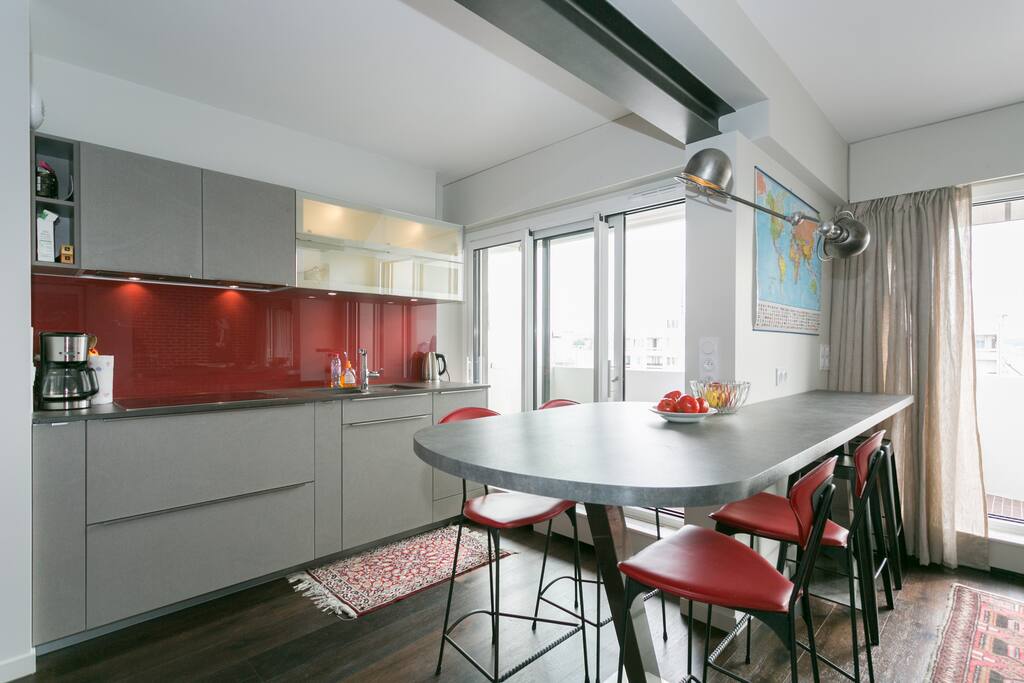 Cuisine entièrement équipé avec table/bar pouvant accueillir 7 personnes