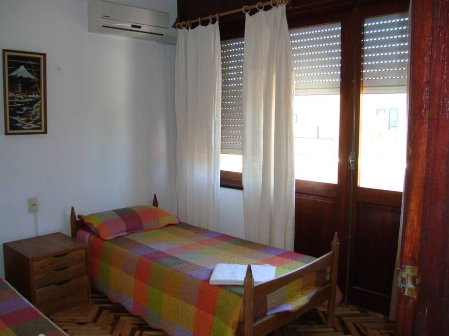 Dormitorio con camas individuales