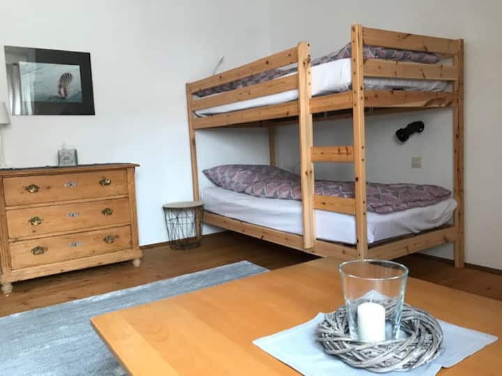 Dhomë me krevat marinari dhe divan të tërhequr