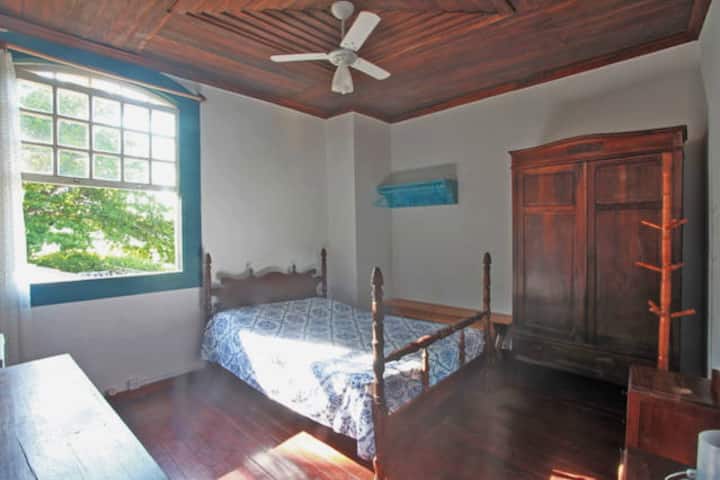 Quarto 1, com uma cama de casal