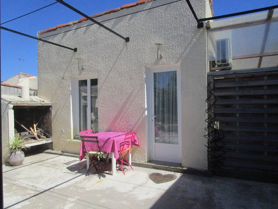 Jardin avec terrasse à l'arrière de la maison.