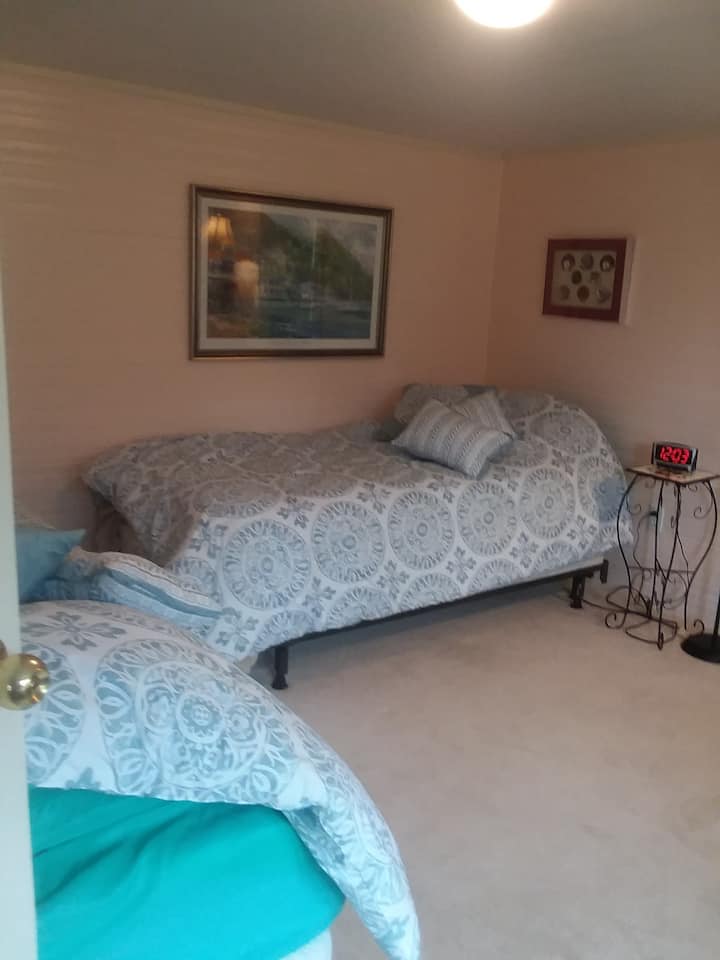 两张单人床的卧室