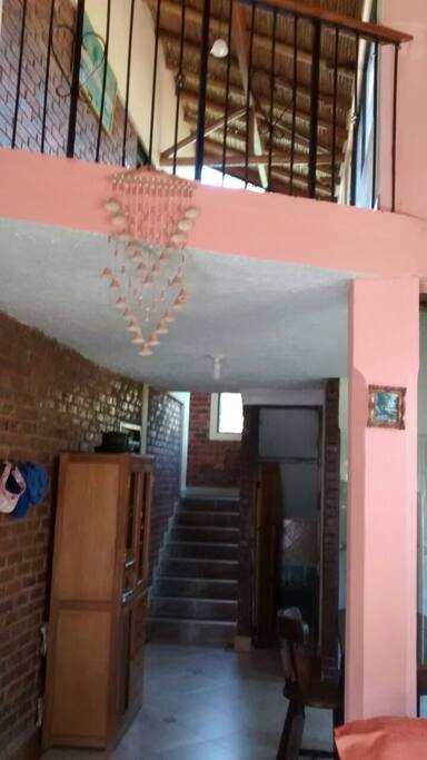 Interior, acceso al segundo piso