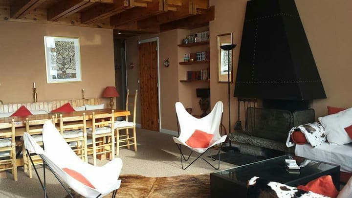 Дневна соба со 10 маса, прозорец во залив, оџак и 2 кауча 