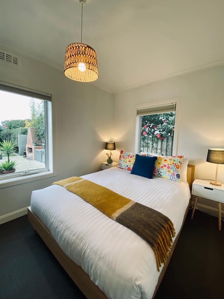 二号卧室配有舒适的标准双人床