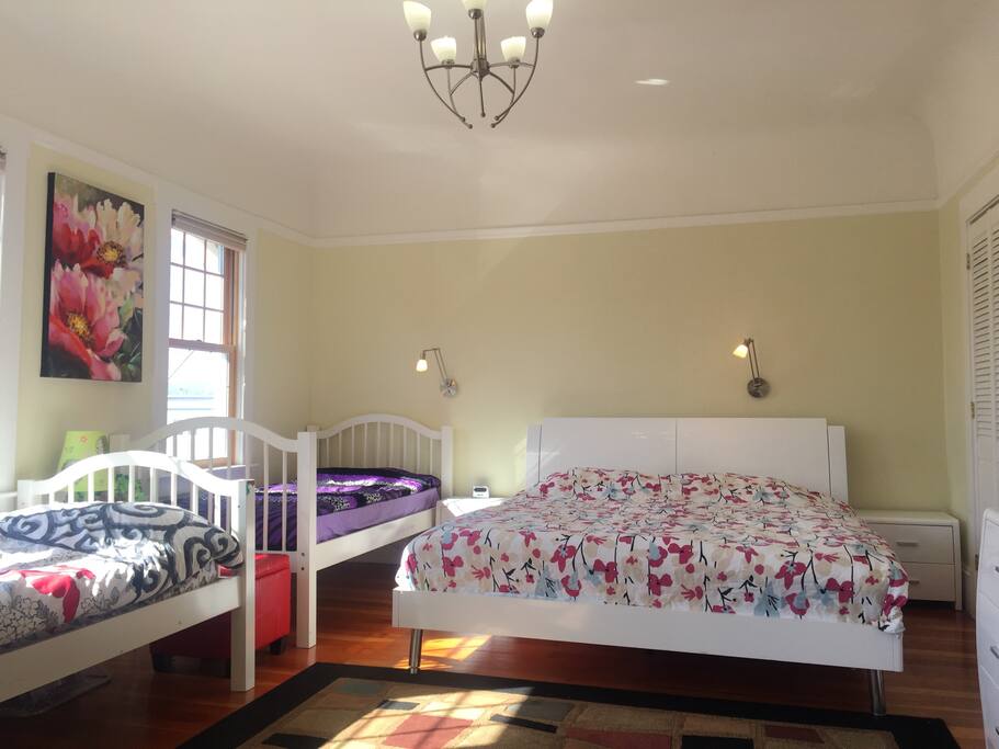 Spacious and sunny Private Room-Cal King Size Bed + 2 Full size Single Beds
