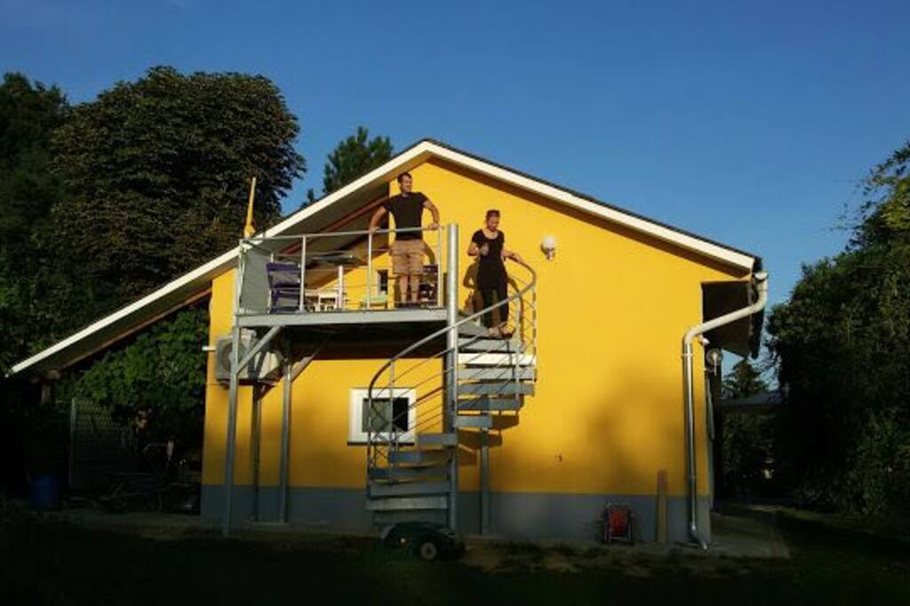 Eigener Aufgang zur Wohnung mit Balkon halb überdacht....