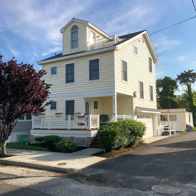 View from 1st Street, including garage parking and small backyard space for grilling!