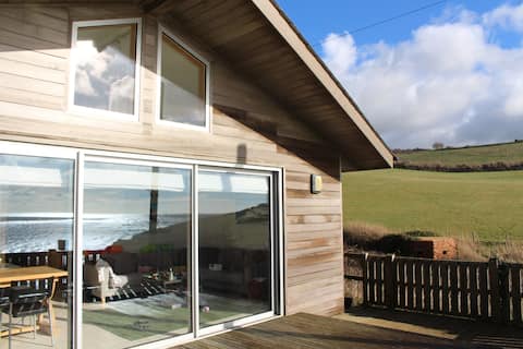 Beautiful beachside home, amazing sea view & walks