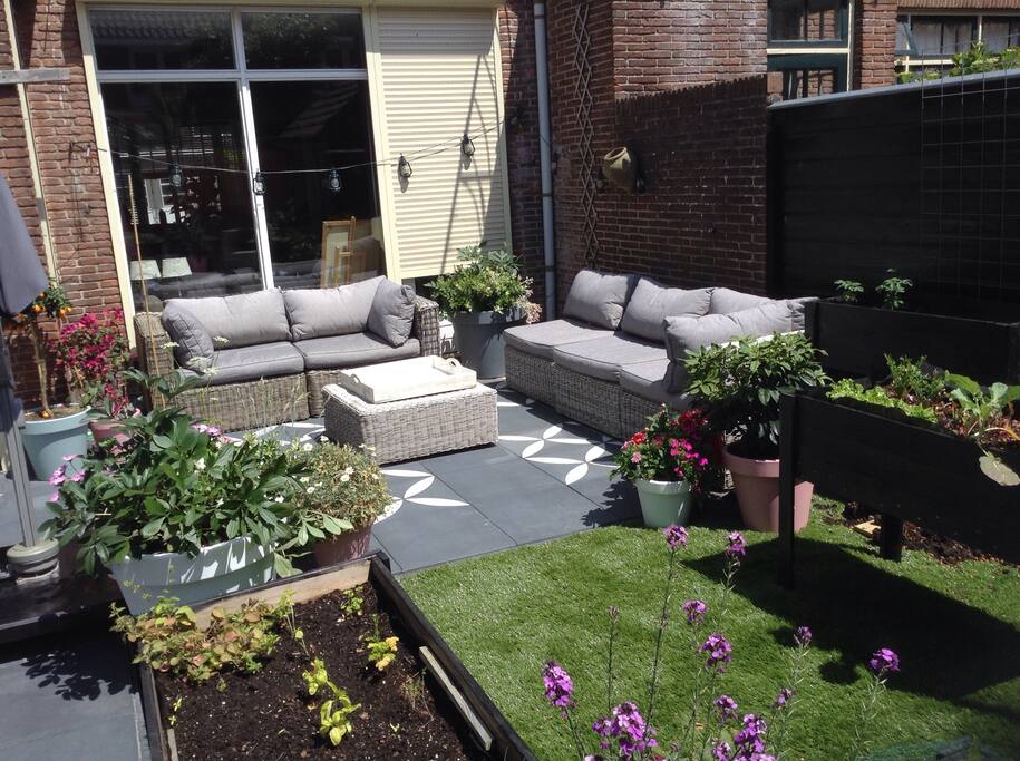 Een heerlijke stadstuin op het zuiden gericht. In de ochtend zon genieten van een kop koffie. En in de avonduren kan er gebruik worden gemaakt van de barbecue.