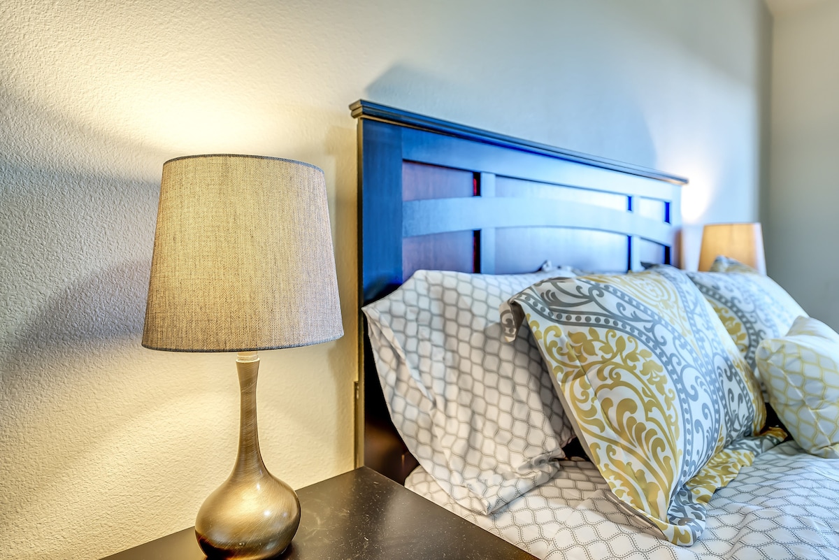 Მთავარი საძინებელი მოიცავს ღამის სადგამებს 2 უჯრით და სრული ზომის კომოდითა და სარკით.