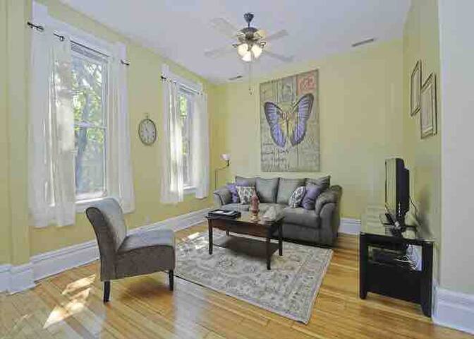 BuckTown/WickerPark House with yard & garage.