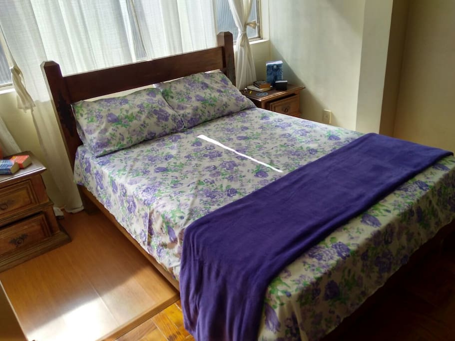 Cama de madeira maciça.