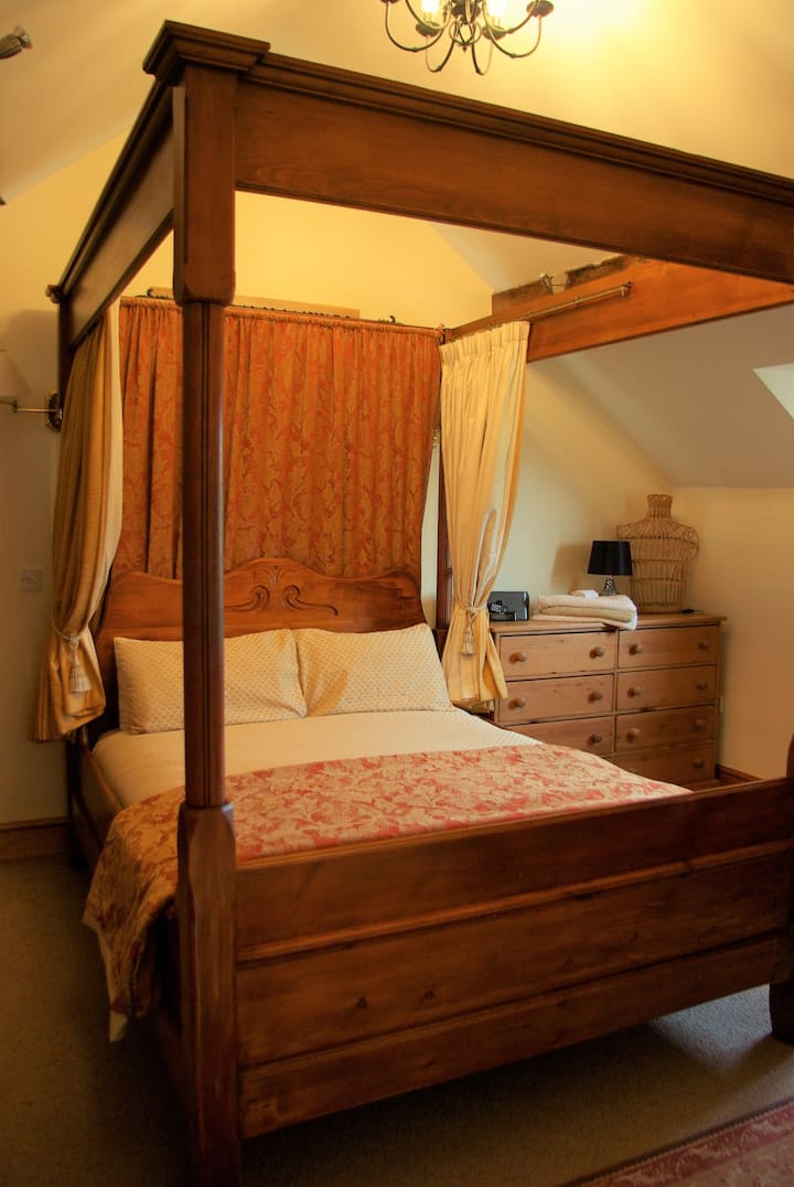 Lujosa cama antigua con dosel y colchón de muelles Vi.  ¡Los huéspedes informan las mejores noches para dormir!