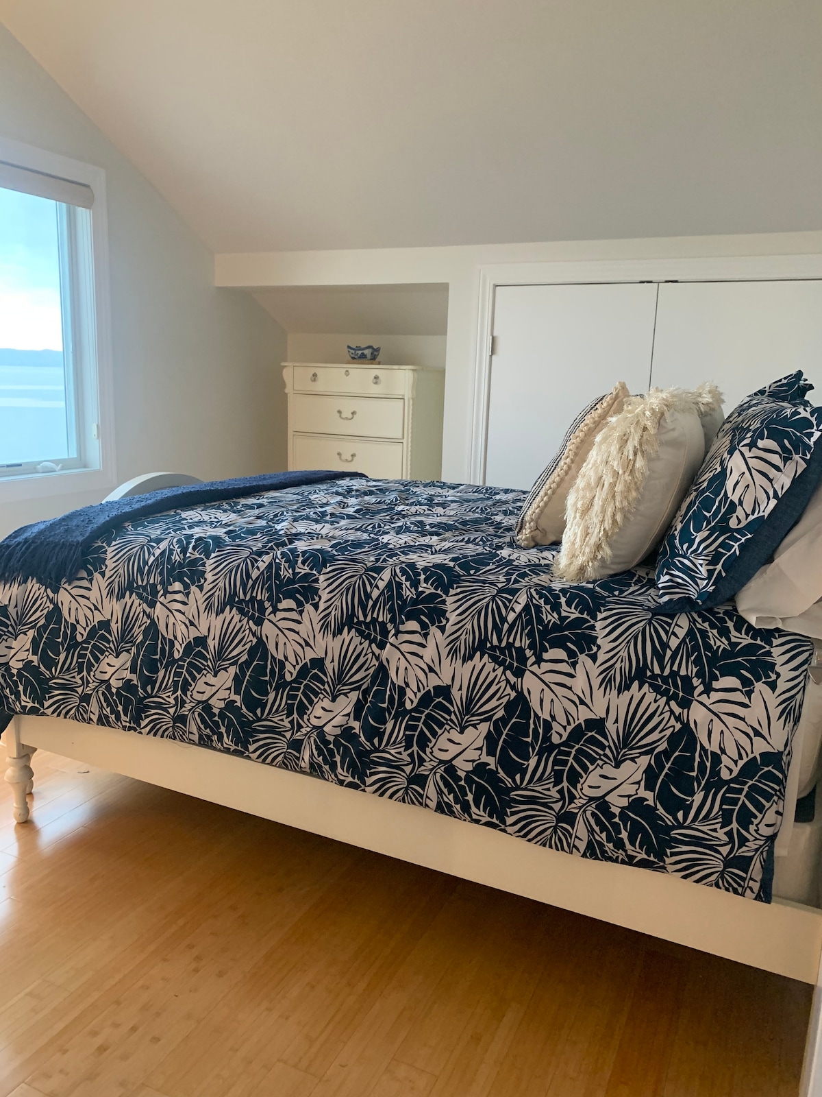 غرفة النوم #2 - سرير بحجم كبير يطل على البحيرة