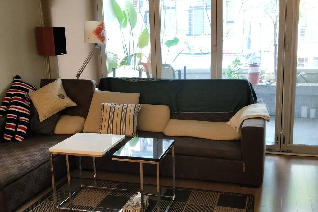 L 型沙發舒適且深度足,必要時可提供第三人睡覺休息。comfortable big L-shaped couch is OK for sleeping for third people