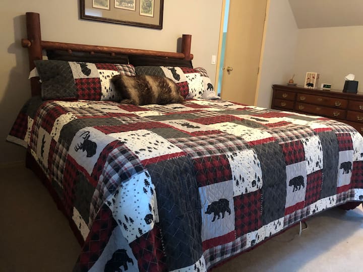 独立阁楼主卧套房加大双人床